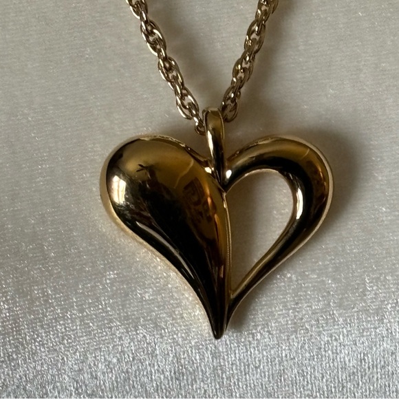 Vintage Monet Gold Tone Heart Pendant Necklace - Picture 1 of 9